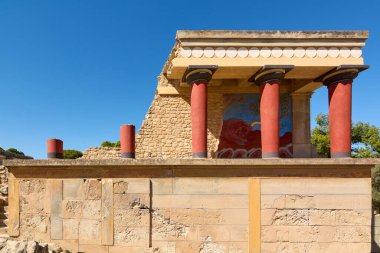 Knossos Sarayı arkeolojik sahasında, Minos tarihini anlatan ayrıntılı freskler ve sütunlar da dahil olmak üzere korunmuş yapılar sergileniyor..