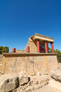 Knossos Sarayı 'nın kalıntıları, Minos mimarisinin zanaatkarlığına hayran kalarak kendine özgü kırmızı ve siyah sütunlarını gözlemleyen turistleri cezbediyor..