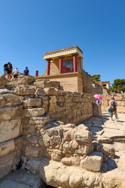 Girit. Yunanistan - 05 Mayıs 2025: Turistler, Knossos Sarayı 'nın korunmuş fresklerinden antik estetiği yansıtan koyu kırmızı ve siyah sütunlarına kadar sanatsal ayrıntılarına hayrandır..