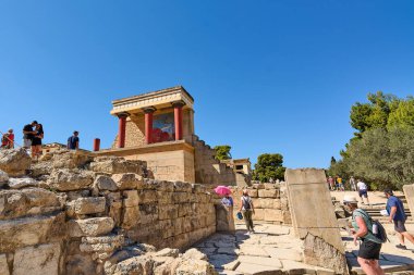 Girit. Yunanistan - 05 Mayıs 2025: Tarihi Knossos Sarayı 'nda yeniden inşa edilmiş freskler ve sağlam sütunlar, Minos dehası ve sanatsal ustalığının bir kanıtı olarak duruyor.