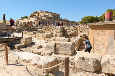 Girit. Yunanistan - 05 Mayıs 2025: Knossos Sarayı 'nın arkeolojik sahasında yıpranmış taş duvarlar ve Minos mimarisinin kalıntıları sergilenerek antik uygarlığın mimari ve kültürel önemine bir bakış sunuluyor.