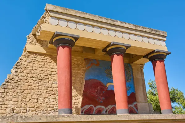 Tarihsel yollar ziyaretçileri Minoan kültürünün mimari kalıntıları arasında canlı sütunların durduğu Knossos Sarayı 'nın kalıntılarına götürüyor..