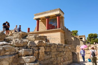 Girit. Yunanistan - 05 Mayıs 2025: Knossos Sarayı 'nda yürürken, ziyaretçiler mimari restorasyonun evrimine tanıklık eden antik Yunanistan' ın kültürel kalıntılarıyla karşılaştılar..