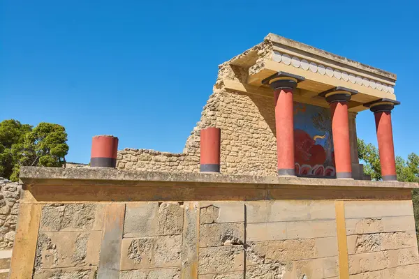 Knossos Sarayı, antik Minos medeniyetinin sanatını ve ihtişamını yansıtan Yunanistan 'ın en önemli arkeolojik sahalarından biri olmaya devam ediyor.