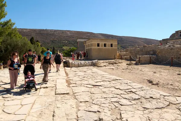 Yunanistan - 05 Mayıs 2025: Knossos Sarayı, ağaçlar ve açık alanlarla çevrili Minos mimarisinin kalıntılarıyla ikonik bir arkeolojik alan olarak ayakta duruyor..