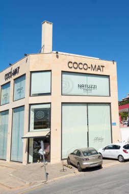 Girit. Yunanistan - 05 Mayıs 2025: Görüntü, Yunanistan 'ın Heraklion kentindeki bir COCO-MAT mağazasının dış cephesini, parlak gün ışığı altında parlak bir tasarım, cam pencereler ve temiz bir cepheden yansıtıyor.