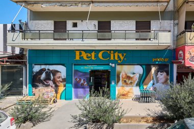 Girit. Yunanistan - 05 Mayıs 2025: Göze çarpan mavi dış görünüşlü, evcil hayvan temalı görselleri ve görünür markalaşması olan bir Pet City mağazası, hayvan severler ve müşteriler için davetkar bir ortam yaratıyor.
