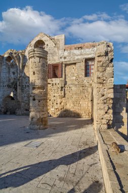 Görüntü, Yunanistan 'ın Rodos kentindeki Burgolu Bakire Meryem Kilisesi' nin tarihi kalıntılarını taştan kemer ve sütunların ayrıntılı görüntüleriyle sunuyor..