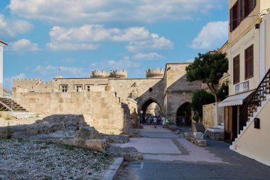 Rodas.Yunanistan - 30 Mayıs 2025: Rodos Şövalyeleri 'nin Büyük Üstadı' nın anıtsal girişi, sağlam duvarları ve taş kemerleriyle, Eski Şehir 'in zengin tarihini araştırmaya davet ediyor..