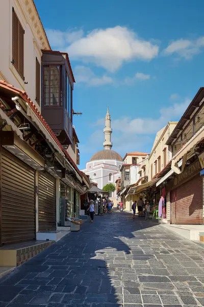 Rhodes. Yunanistan 30 Mayıs 2025: Tarihi bir simge olan Süleyman Camii, Rodos Eski Kasabası 'ndaki parke taşı bir caddenin ufuk çizgisine hükmediyor.
