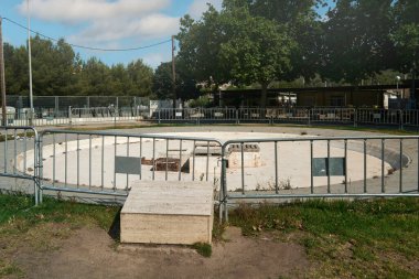 Viladecans.Barcelona - 2 Temmuz 2025: 1993 'te Viladecanlar' da kurulan kuru Voluntarios Çeşmesi, tarihi bir alanda kullanılmamayı ve zamanın akışını gösteren bir anıt.