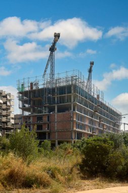 Viladecanlar 'da kentsel genişlemenin kanıtları, modern mimari gelişimin sergilenmesi yerleşik şehir manzaralarıyla harmanlanması.