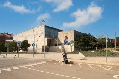 Viladecans.Barcelona - 11 Temmuz 2025: Viladecan 'daki bir kültür ve spor tesisi olan Joan Masgrau Podyumu, etkileyici modern cephesini ve çevresindeki kamusal alanları gözler önüne seriyor..