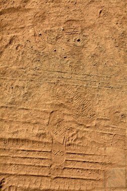 Toprak arka planda ayakkabıdan alınan çeşitli izlenimler, yolculuk, takip ve doğal dokularla ilgili kavramlar için idealdir..