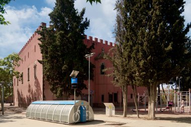 Viladecanlar. Barcelona - 16 Temmuz 2025: AMB Bisiklet Kutusu şehir içinde sürdürülebilir ulaşım ve bisikleti destekleyen bir şehir parkında güvenli bisiklet park birimi.