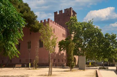 Viladecanlar. Barselona - 16 Temmuz 2025: Torre Roja 'nın sakin sahnesi, tarihsel önemini ve toplumun kentsel manzarası içindeki odak noktası olarak rolünü vurguladı.