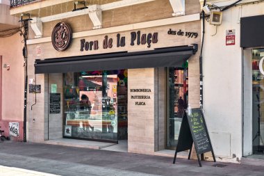 Viladecanlar. Barcelona - 25 Temmuz 2025: 1979 'da kurulan geleneksel bir pastane ve şekerlemeci, Forn de la Plaza, lezzetli hamur işleri ve çikolatalarla davetkar vitrinini gözler önüne seriyor.