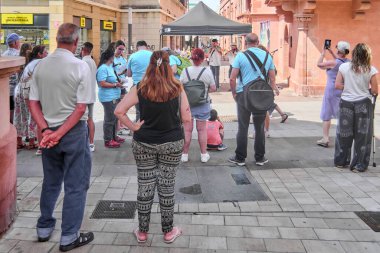 Viladecanlar. Barcelona - 25 Temmuz 2025: Güneşin altındaki canlı bir şehir meydanında sokak müziği çalan çeşitli bir grup insan.