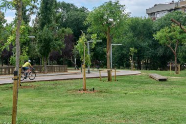 Viladecans.Barcelona - 28 Temmuz 2025: Bir bireyin fiziksel aktiviteye girişinin dinamik çekimi, doğanın ve kentsel tasarımın eğlence alanındaki karışımını gösteriyor.