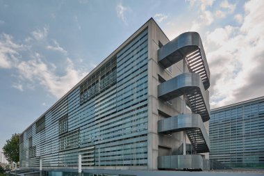 Viladecanlar. Barcelona - 12 Ağustos 2025: Viladecan İş Parkı 'ndaki bir ofis binasının perspektifi.