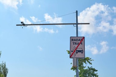 Viladecanlar. Barselona - 14 Ağustos 2025: Trafik kontrol altyapısı ve bazı araçlar için trafik yasağı uyarısı. Yol düzenlemesi.