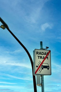 Trafik radarına ve emniyet güçleri için kamera sistemine yakın çekim. Mavi gökyüzü arkaplanı.