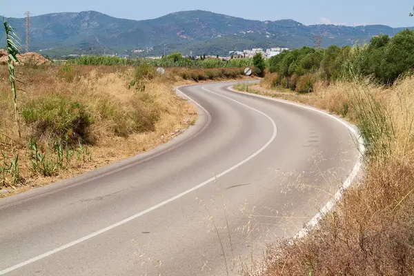 Güneşli bir günde yolculuk konsepti. Boş yol maceraya davetiye çıkarır, kırsal kesimde bilinmeyen bir yere doğru sürer..