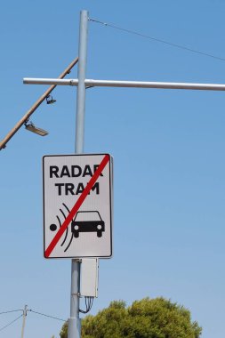 Modern trafik uygulama teknolojisi. Yol güvenliğini arttırmak ve araçları izlemek için kullanılan bir güvenlik kamerası sistemi ve bölüm hız kontrolü uyarısı..