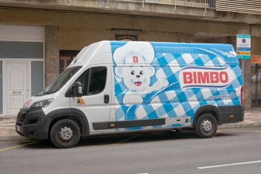 Viladecanlar. Barcelona - 2 Eylül 2025: Bir caddeye logosu park edilmiş, modern bir şehir ortamında lojistik ve gıda dağıtımını gösteren bir Bimbo şirket dağıtım aracı.