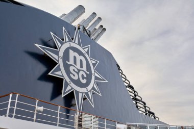 Venedik. İtalya - 29 Eylül 2025: MSC Cruises 'un yıldız logosu, küresel bir yolcu gemisi, gemilerinden birinin hunisinde sergileniyor.