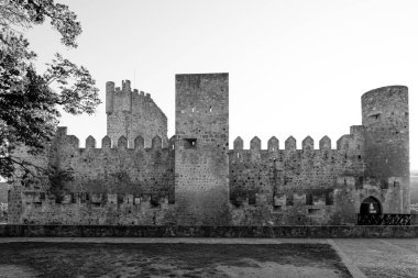 Burgos, İspanya 'daki Frias Kalesi' nin siyah beyaz fotoğrafı..