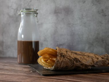 Çikolatalı churros. Geleneksel ve lezzetli aperatif ve kahvaltı