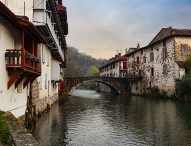 Nive Nehri 'nin fotoğrafı Saint J kasabasından geçerken.