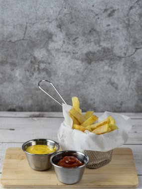 Hardallı ve ketçaplı patates kızartması.