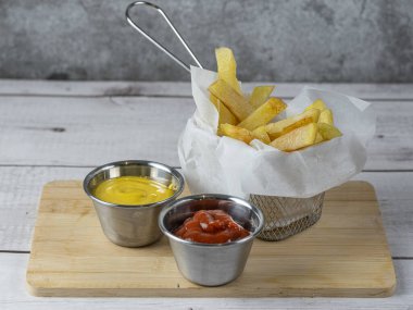 Hardallı ve ketçaplı patates kızartması.