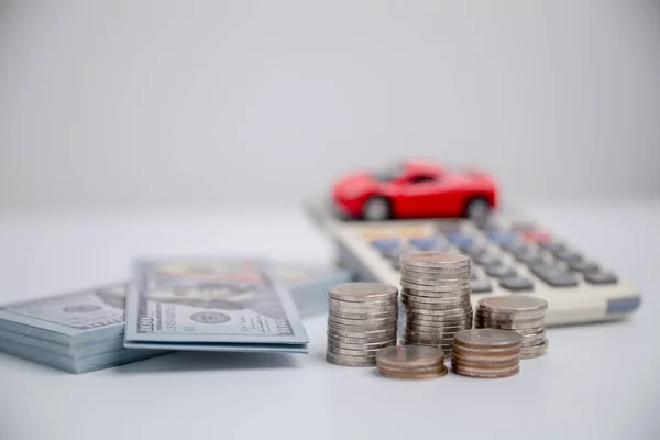 汽车保险业务的概念 以税收和贷款的形式 节省汽车销售 汽车玩具车 背景上有硬币堆栈 规划运输融资费用的管理 汽车贷款 — 图库照片