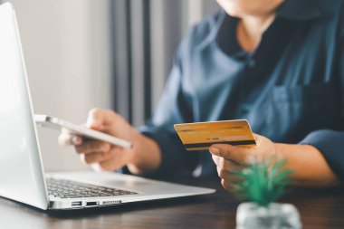 Cep telefonunda sanal uygulama kullanan kadın elleri. Milenyum adamı akıllı telefonda sohbet ediyor, bankacılık hizmetlerini kullanıyor, kısa mesaj okuyor, daktilo ediyor, alışveriş yapıyor, arama yapıyor, interneti kuruyor. Kapat.