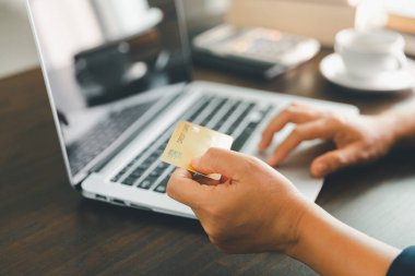 Cep telefonunda sanal uygulama kullanan kadın elleri. Milenyum adamı akıllı telefonda sohbet ediyor, bankacılık hizmetlerini kullanıyor, kısa mesaj okuyor, daktilo ediyor, alışveriş yapıyor, arama yapıyor, interneti kuruyor. Kapat.