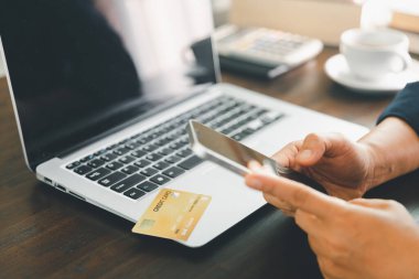 Cep telefonunda sanal uygulama kullanan kadın elleri. Milenyum adamı akıllı telefonda sohbet ediyor, bankacılık hizmetlerini kullanıyor, kısa mesaj okuyor, daktilo ediyor, alışveriş yapıyor, arama yapıyor, interneti kuruyor. Kapat.