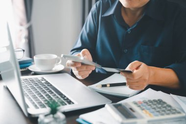 Cep telefonunda sanal uygulama kullanan kadın elleri. Milenyum adamı akıllı telefonda sohbet ediyor, bankacılık hizmetlerini kullanıyor, kısa mesaj okuyor, daktilo ediyor, alışveriş yapıyor, arama yapıyor, interneti kuruyor. Kapat.
