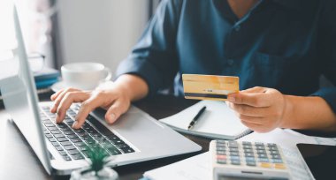 Cep telefonunda sanal uygulama kullanan kadın elleri. Milenyum adamı akıllı telefonda sohbet ediyor, bankacılık hizmetlerini kullanıyor, kısa mesaj okuyor, daktilo ediyor, alışveriş yapıyor, arama yapıyor, interneti kuruyor. Kapat.