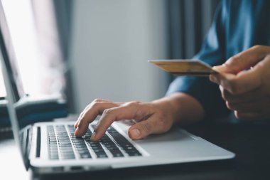 Cep telefonunda sanal uygulama kullanan kadın elleri. Milenyum adamı akıllı telefonda sohbet ediyor, bankacılık hizmetlerini kullanıyor, kısa mesaj okuyor, daktilo ediyor, alışveriş yapıyor, arama yapıyor, interneti kuruyor. Kapat.
