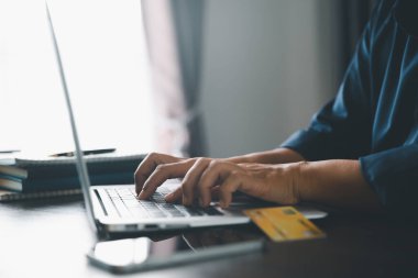 Cep telefonunda sanal uygulama kullanan kadın elleri. Milenyum adamı akıllı telefonda sohbet ediyor, bankacılık hizmetlerini kullanıyor, kısa mesaj okuyor, daktilo ediyor, alışveriş yapıyor, arama yapıyor, interneti kuruyor. Kapat.