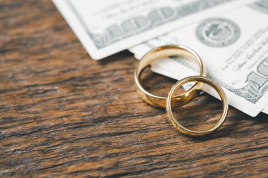 Para biriktirip düğün planlama konsepti. Aile hayatı ya da evlilik hayatı için sürdürülebilir finansal amaç. Yığınla madeni parası olan yüzükler, evlilik için para biriktirmek, yeni aile için tasarruf veya büyümeyi resmediyor.