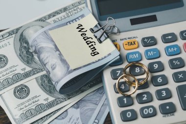 Para biriktirip düğün planlama konsepti. Aile hayatı ya da evlilik hayatı için sürdürülebilir finansal amaç. Yığınla madeni parası olan yüzükler, evlilik için para biriktirmek, yeni aile için tasarruf veya büyümeyi resmediyor.