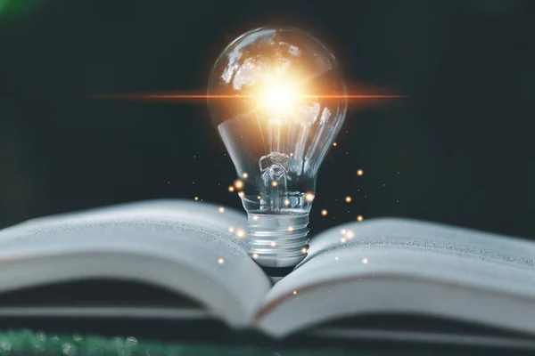 明るい電球と本のアイコン ビジネスの成功の考えおよび教育またはオンライン概念を学ぶ ビジネスの人の達成とインスピレーション インスピレーションのための想像力を作成する — ストック写真