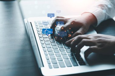 Pazarlama veya sosyal medya ve Web sitesi, sosyal ağ teknolojisi kavramı oynamak için dizüstü bilgisayar kullanan serbest kadın.