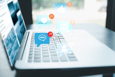 Pazarlama veya sosyal medya ve Web sitesi, sosyal ağ teknolojisi kavramı oynamak için dizüstü bilgisayar kullanan serbest kadın.