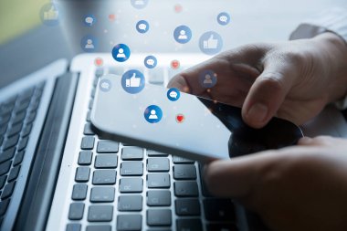 Pazarlama veya sosyal medya ve Web sitesi, sosyal ağ teknolojisi kavramı oynamak için dizüstü bilgisayar kullanan serbest kadın.