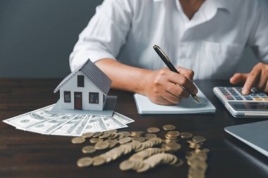 Yatırım evini kredi finansmanı iş konseptiyle kurtarıyorum. Konut emlak işi için yatırım bankacılığı finansmanı. Yatırım kredileri için model evi olan bozuk paralar. Vergiler için nakit..